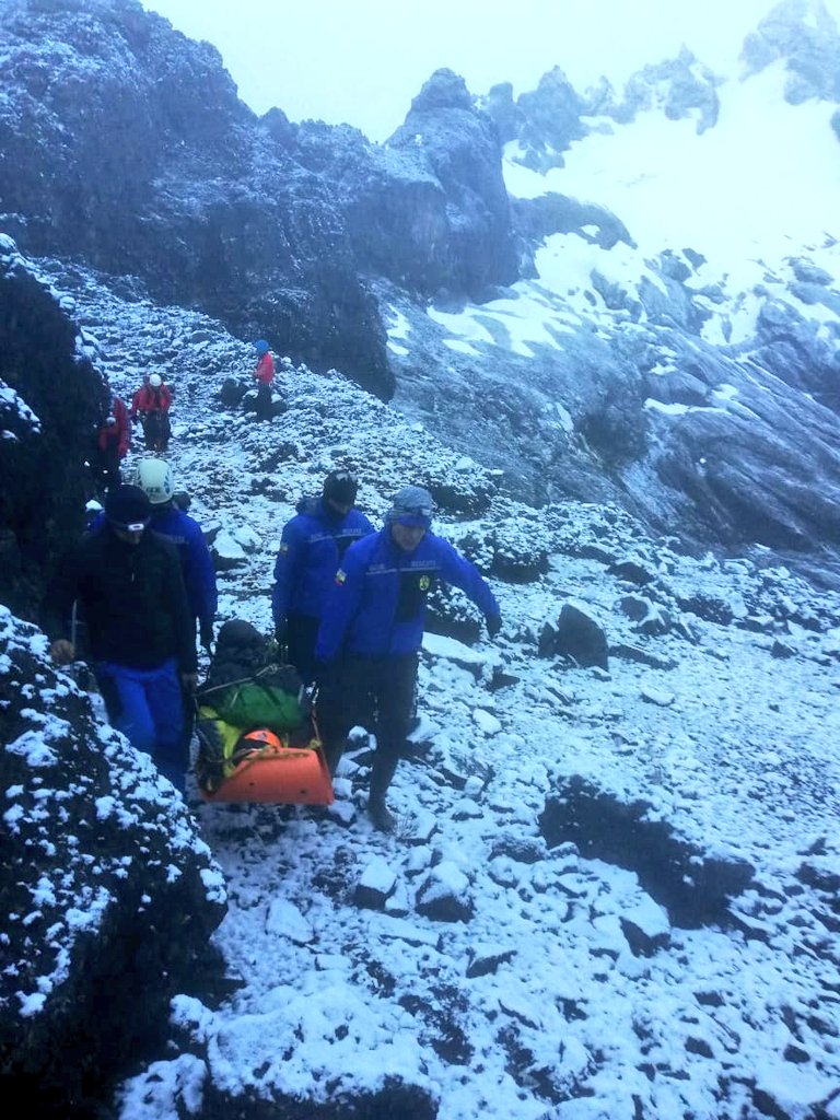 RiobambaBot's tweet image. AYUDA INMEDIATA

En coordinación con guías ayudamos a una persona que presenta una lesión en sector del volcán Altar, #Chimborazo. Se realizó el descenso en camilla hasta la comunidad Boca, parroquia de Quimiag, para que sea atendido. 

#GOE
#Trab...|RT: Policía Ecuador