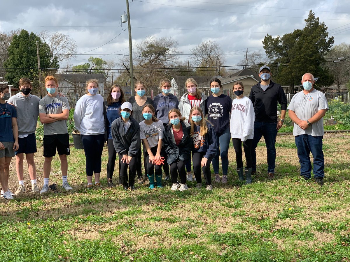 TargetHunger's tweet photo. Wow! What a day! What a week! It has been a joy to have young people join our work to feed Houston families. Sending a big "thank you" to these young people from Episcopal High School who helped out in our garden. #targethunger https://t.co/kGXXJFsXrw