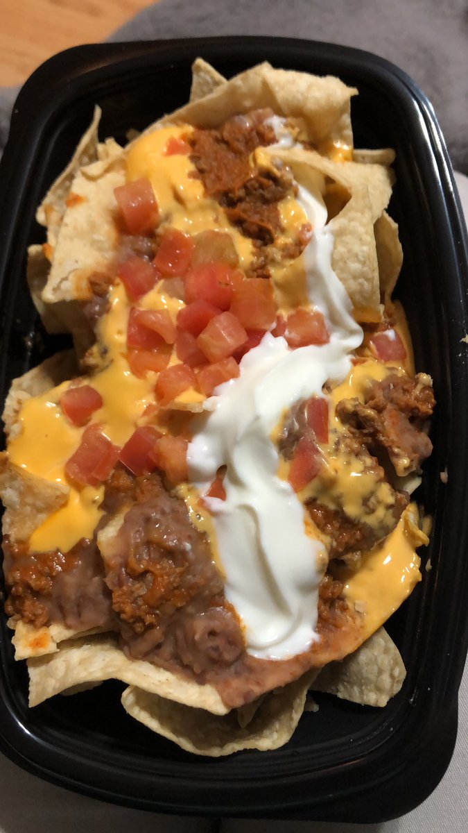 LizardBuchanan's tweet photo. Wow @tacobell when did your nacho bell grande turn into a nacho bell pequeno? https://t.co/HKxrm7c0qJ https://t.co/29zXaAwztO