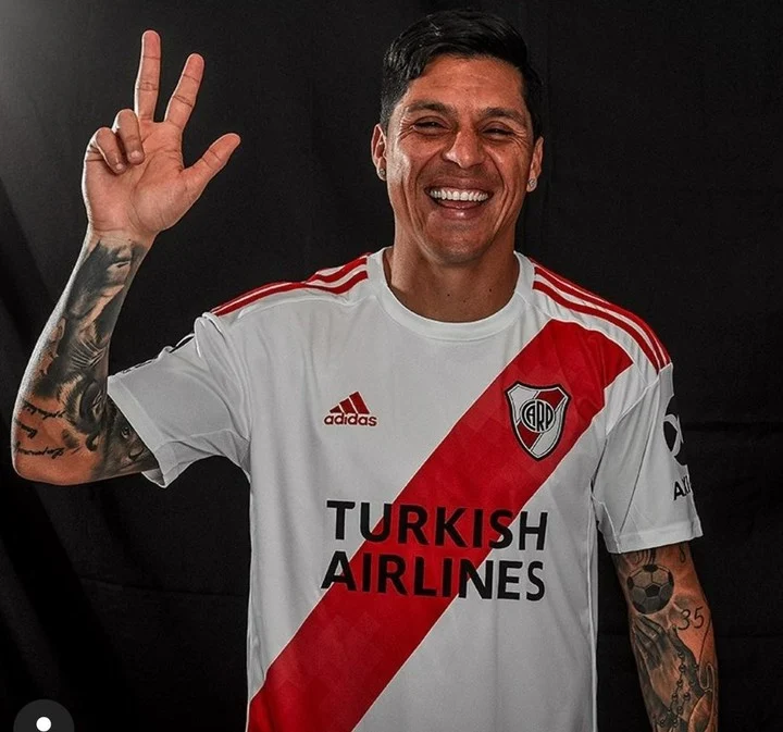 Se habla tanto de Falcao, de Higuain, los jugadores cuándo vuelven tienen que volver en buen nivel, es dificil adaptarse a la intensidad de River y Gallardo, por eso, yo creo que ÉL es insuperable por donde se lo mire, volvió para ser el mejor 5 de Sudamérica