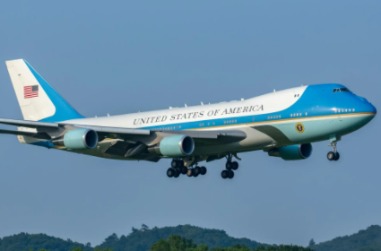josh_wingrove's tweet image. . @jrpsaki is asked if Biden will keep Trump's paintjob for the new Air Force Once planes (left) or revert to the current look on the existing planes (right). She says she doesn't know but will poke around.