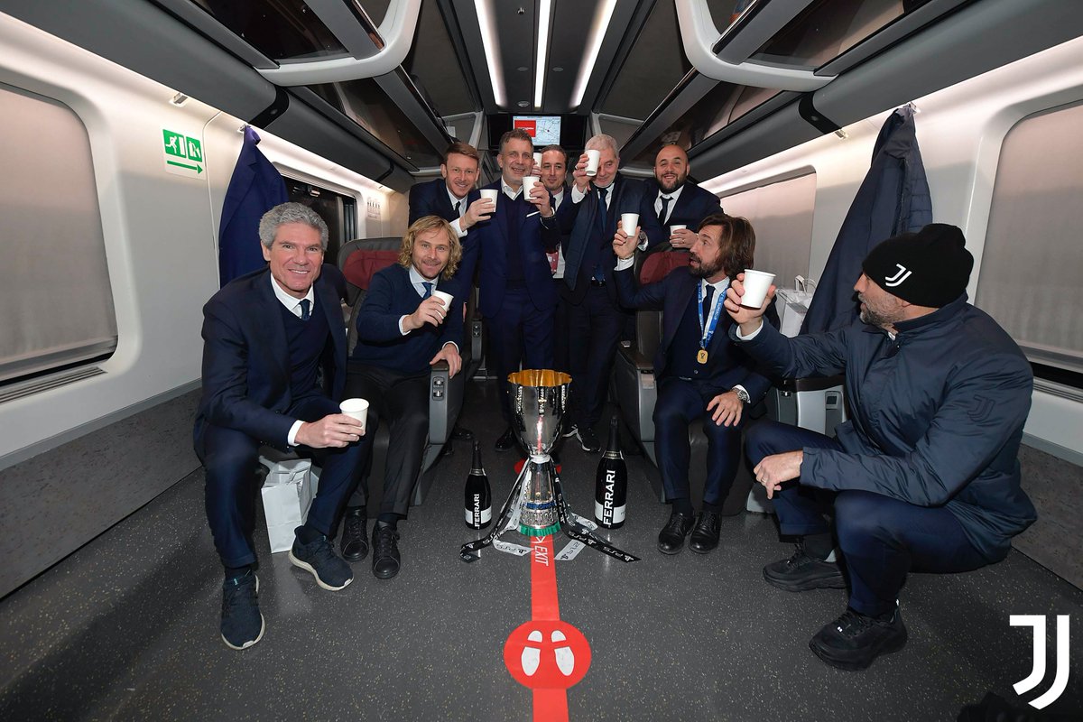 🚄🔙 to Turin with the bubbles of @FerrariTrento 🍾 flowing and the #PS5Supercup in tow! 🏆 📸 juve.it/Jj5C30rtwOA #SUPERJUVE #FerrariTrento #SparklingAttitude