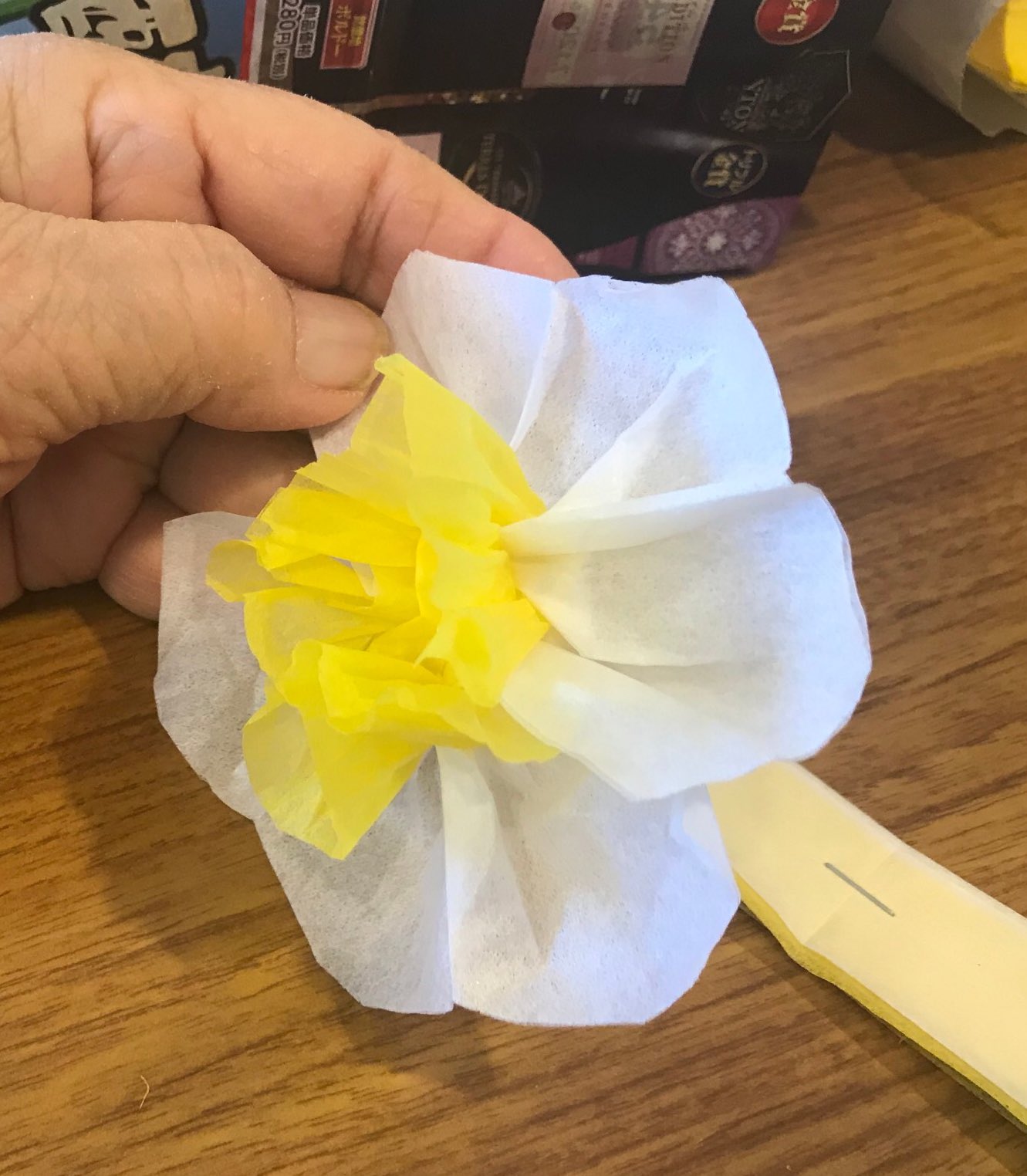 西山病院通所リハビリテーション お花紙で水仙を作ります ハサミを使って器用にお花にしていきます お花紙 水仙 T Co B5h1hdcpwy Twitter