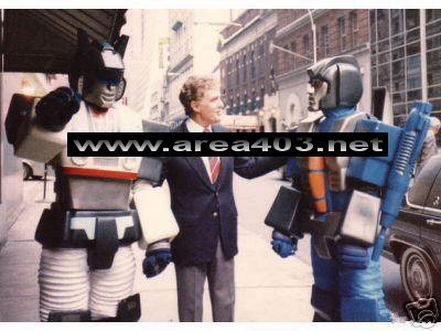 walruslaw's tweet photo. What a cool find, its amazing that they're still in that good a condition. Here's a couple of press pics of them from a Transformers the movie press kit I got years ago and a couple of photos from the collection of the Movies Premiere that had them as "guests" https://t.co/mGRRSN2iiC