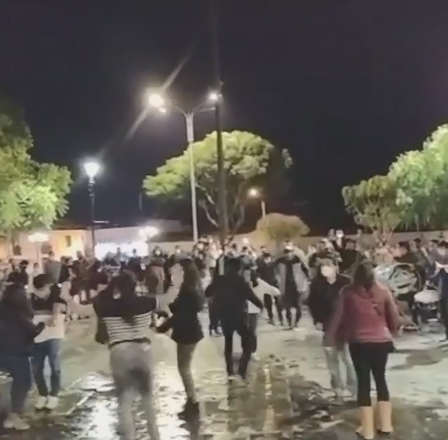 PCajamarquina's tweet photo. Fueron captados en un video el sábado 16 de enero. El decano del Colegio Médico, Pedro Lovato, señaló que esta reunión es una amenaza que "nos pone en riesgo". Además, indicó que las 24 camas de Unidad de Cuidados Intensivos de la provincia están ocupada

https://t.co/0HQDGVXRE7 https://t.co/v1NfT6PF89