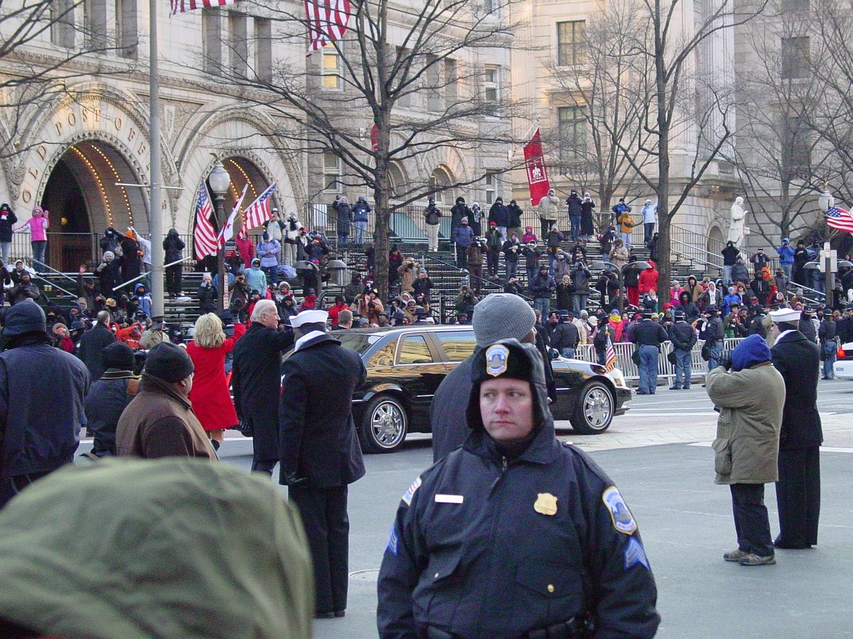 There is only 6 minutes difference between these 2 pictures.Where did all the people go? #InaugurationDay    #Inauguration2021    #Inauguration  