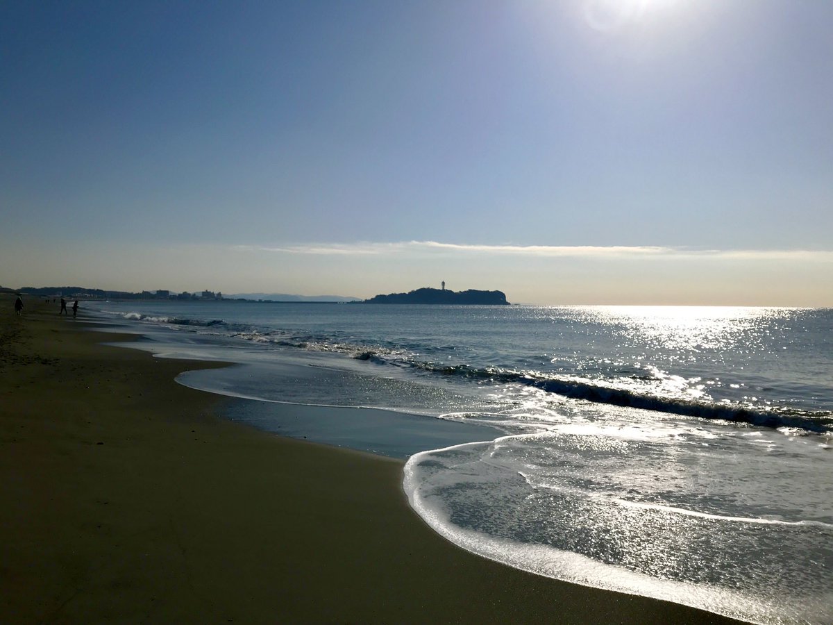 K2aloha73 辻堂海岸 静かな波音する湘南です 快晴で海が綺麗です 波は ないですね 今は冷たい北風が強く吹いてます