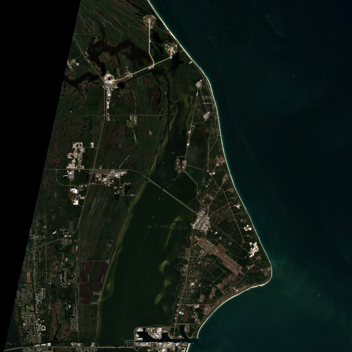 A great Sentinel-2 pass over the Space Coast @ 2021-01-20 16:05:29 UTC with a perfect 0% cloud cover, just what I like!As always this is a high resolution image so you can zoom in, and a mini thread below 