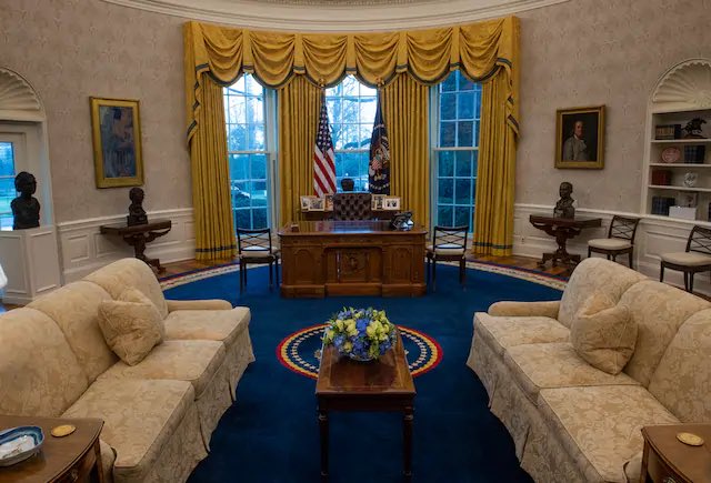 Apologies - photo in prior tweet via Bill O'Leary/The Washington Post, who got a sneak peek. This photo shows southern side of the Oval with the famous Resolute Desk, a gift to Rutherford Hayes from Queen Victoria