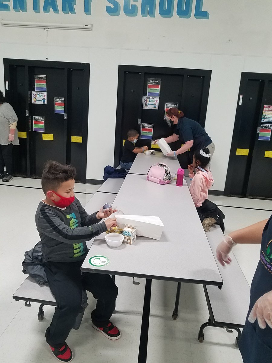 NEUPROUD's tweet photo. Lunchtime with our K &amp; 1st Grade Group B. #vvsdproud #jrtproud @VVSDNutrition https://t.co/2PcV6fYzqQ