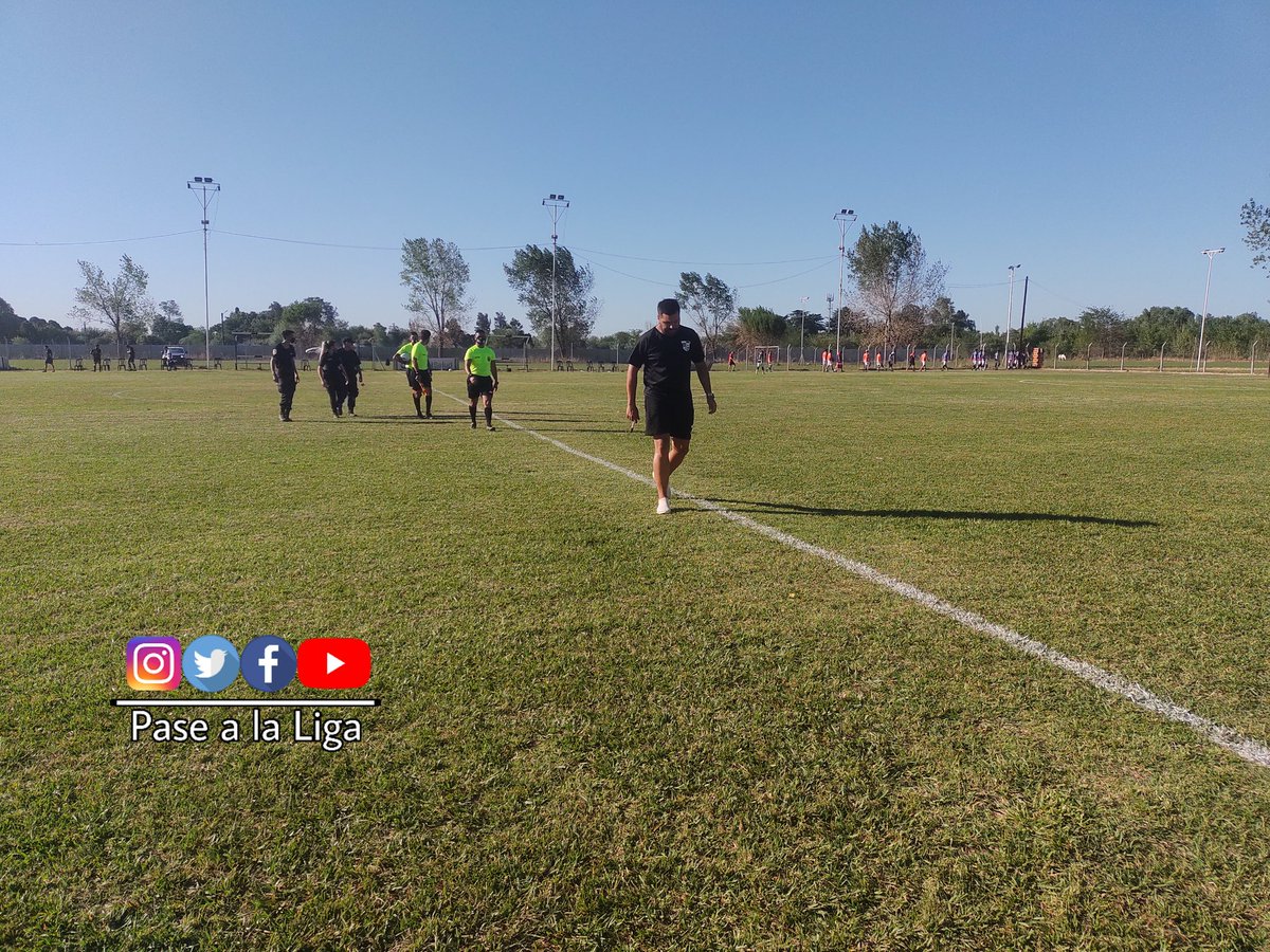 LigaPase's tweet photo. #RegionalAmateur 

Lo tuvo Catán. Tapó Campoya y final del primer tiempo. Gana el local con gol de Tuffner. 

#DefensoresGlew 1-0 #UdeOlmos. https://t.co/ifR9juCYx8