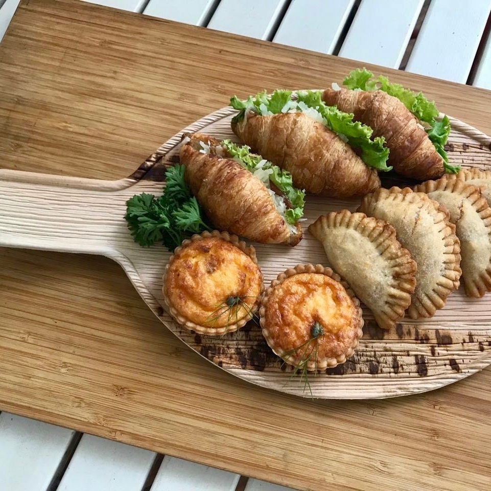 A sophisticated and #sustainable take on the serving platter.

Our #Hampi line is a stylish and natural alternative to tableware that doesn't harm our planet and its wildlife. Hampi Products are 100% natural, 100% biodegradable and yes, backyard compostable!

#NothingBeatsNature