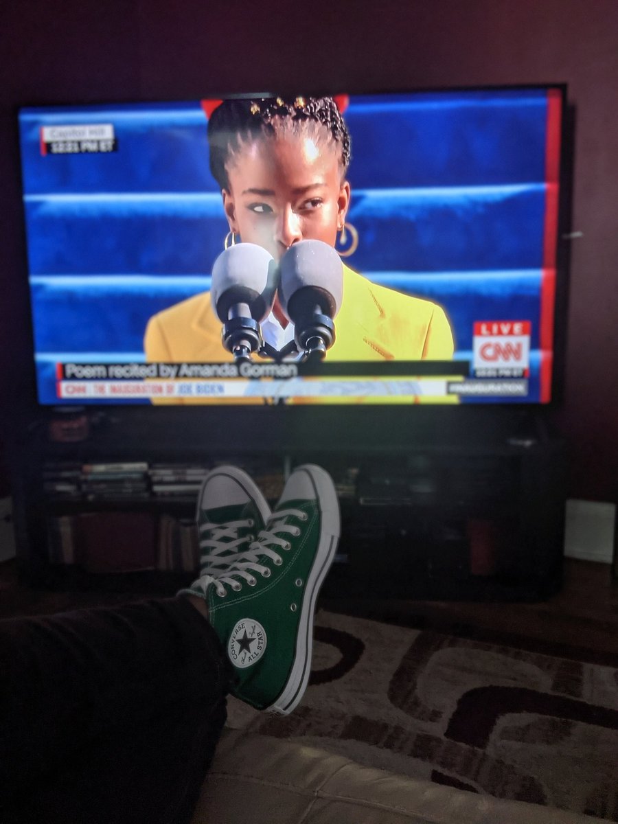 vettiegurl's tweet photo. @KamalaHarris 
#sistasalute
What an amazing day and accomplishment! Thank you! GOD bless you!🙏🏾💜 #pearlsAndChucks 
#PearlsForkamala https://t.co/3UNOCxuKyQ