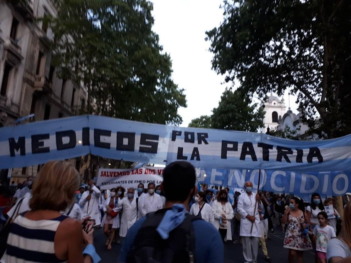 FuegoTroyano's tweet photo. No, gracias. Ya tuvimos suficiente de su #GenocidioAbortero, sus 3 #hixs, su nula gestión por la defensa de nuestra #SoberaníaPoblacional y la #EntregaAHoldingsDeMuerte de #argentinos.
@CuidarVidaArg @SomosNosArg @Naturaleza_2019 @BalleriniOK @LupenciaB https://t.co/6tshdvaymE