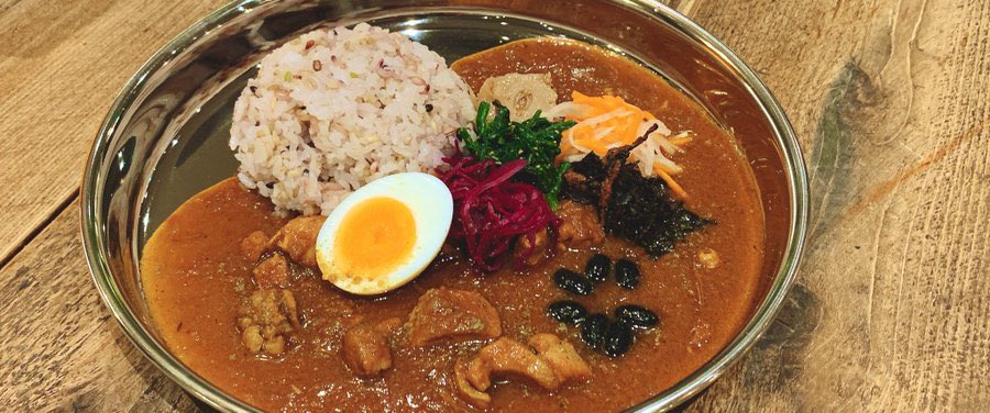 鳥羽 周作 ととのえるカレー の何が良いかって 単純に粉を使ってないんで軽いんですよね ベースはインドカレーなんですけどさりげなく和出汁をいれて朝仕様に 付け合わせのおばんざいの 甘味 酸味 苦味などが優しくアクセントになりつつ栄養も取れる また