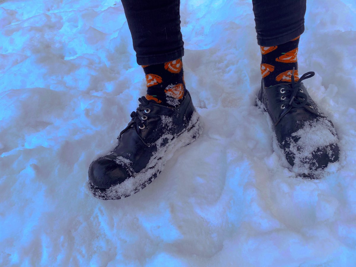And when I say “off-season” I mean two things:

– wearing fall boots when I should be wearing winter boots 
– being horny for halloween in january

(looks disturbing right) https://t.co/jzrdJZ8qOa