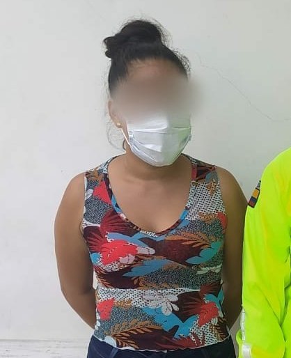 PoliciaEcuador's tweet photo. 👮♂️Capturamos a dos ciudadanos requeridos por presuntos delitos de daños a la propiedad y asesinato, en #Esmeraldas.
Fueron puestos a órdenes de la autoridad.
#UICA
#TrabajamosPorTuSeguridad https://t.co/YAMERuqGLL