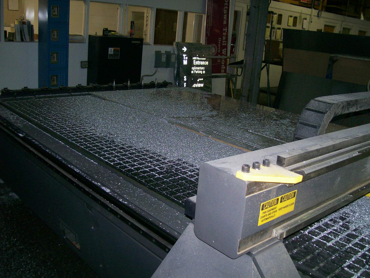 DesignGroupSign's tweet image. a couple cool shots from the shop! where all the magic happens.

#signage #manufacturing #router #dimensional #letters #smallbusiness #signbusiness #signexperts