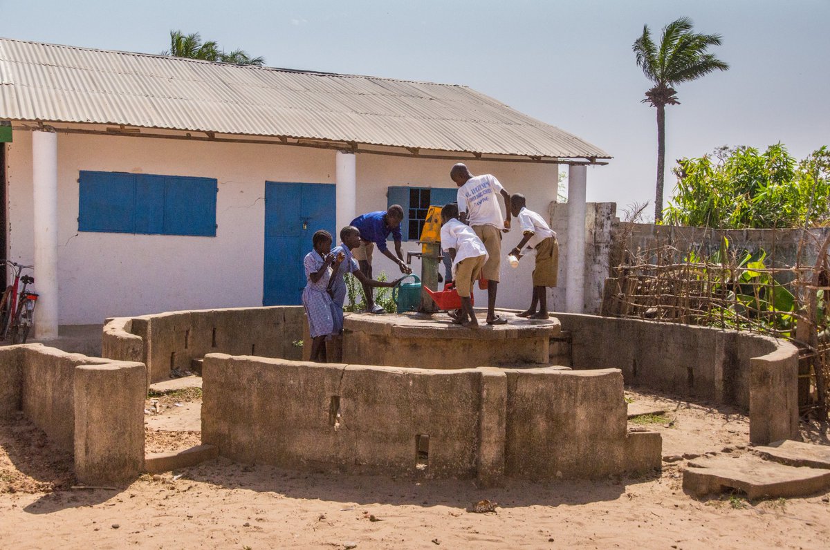 BFiGcharity's tweet photo. We built a library and we put books in it.
Now help us complete Busumbala School.
Donate at https://t.co/cTpO10z6xg
Find our website at https://t.co/wpvOD50y2S
@CharityHourUK @CHARITY_BOOSTER @charitybooster @AfricaRetweet @LadyLakeMusic @DrJimmyStar
#letsbuildaschool https://t.co/M5rQHUCpuX