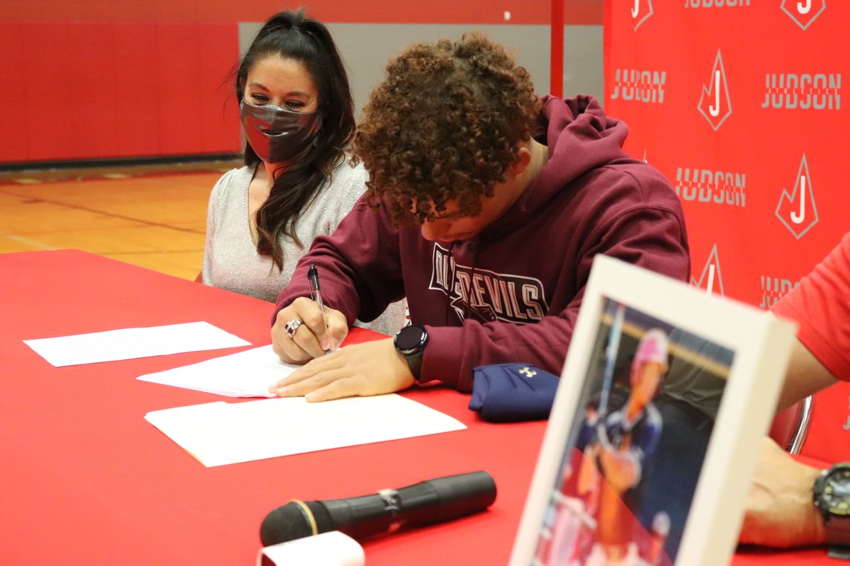 This afternoon, senior Kameron Lopez signed to play baseball with <a href="/TAMIU_BSB/">Dustdevil Baseball</a>! <a href="/TAMIUAthletics/">TAMIU Athletics</a> <a href="/txamiu/">Texas A&M International University</a> #classof2k21 #RocketPride