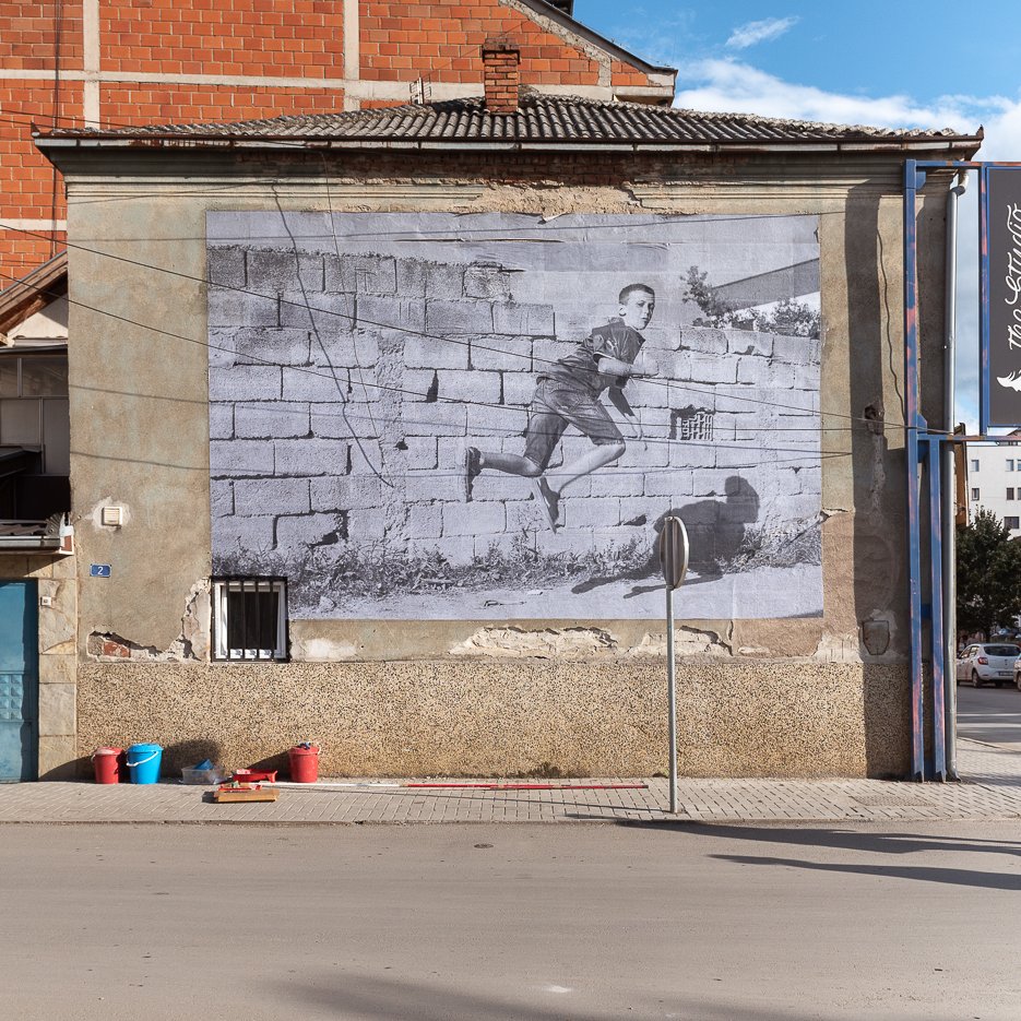 Dive into the new short film chronicling Mural Fest Kosovo, Void Projects’ initiative to infuse the war-torn city of Ferizaj with public art thisiscolossal.com/2021/01/mural-…