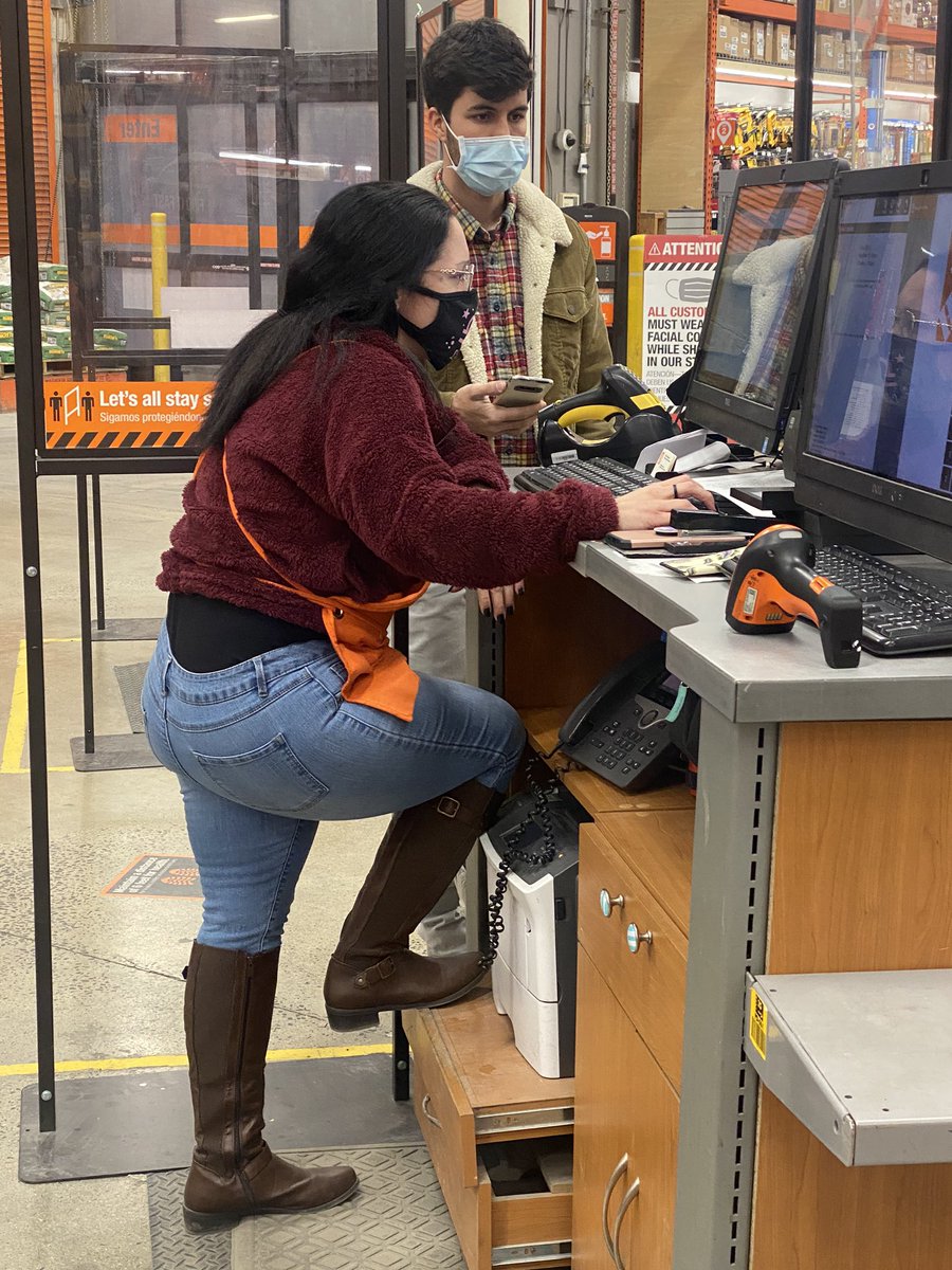 SharissaHardawa's tweet photo. PASS Glenda explaining to the customer how to see his PRO PERKS on his phone and ensuring all his information is correct!! She ROCKS!!! #perkweek #BridgeportStrong @JasonArigoni @hmalak @kelly_presti @MateGerry @HBullard13 @GraceKi23492858 @CecilR39390896 @Home6213 https://t.co/xEFIo3QRrd