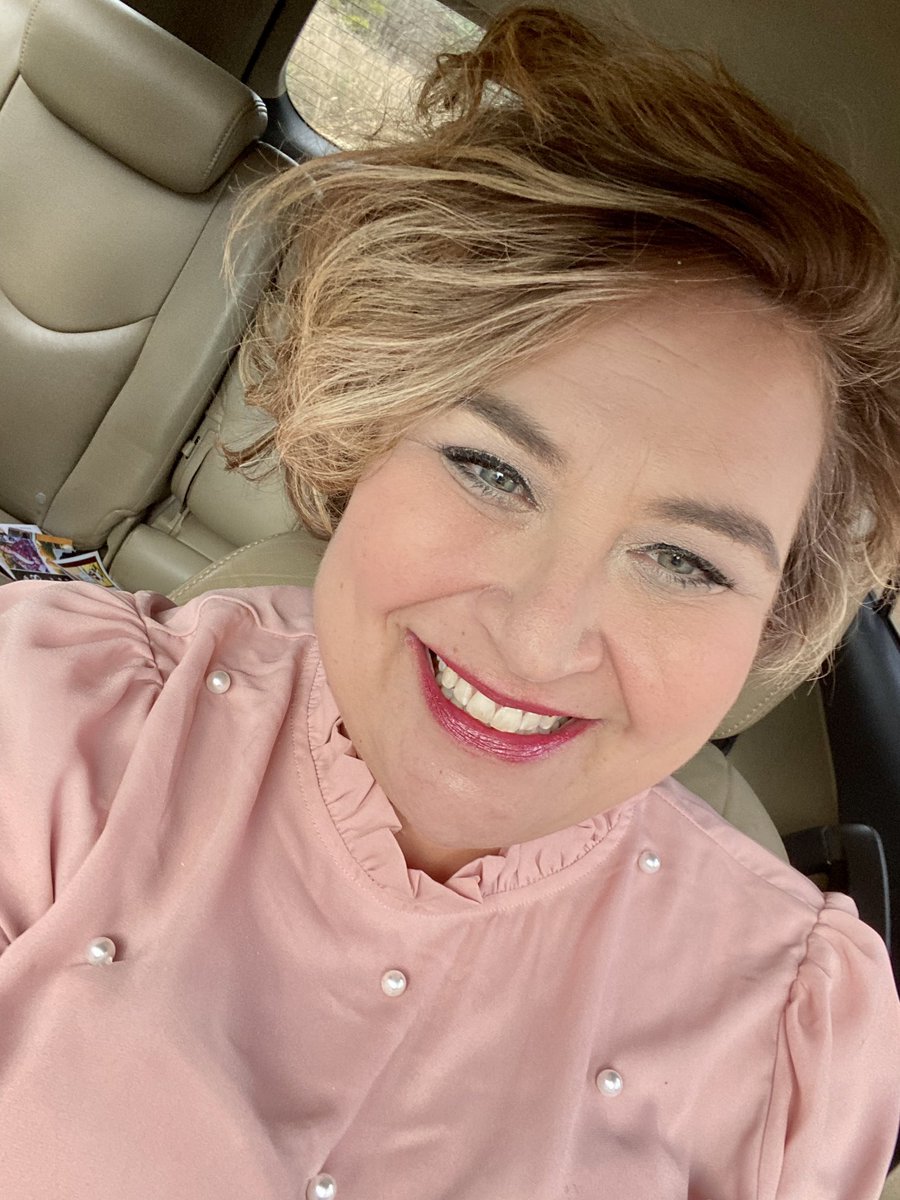 shonnabug76's tweet image. I wore my #pinkandpearls in support of @KamalaHarris.  #Inauguration2021