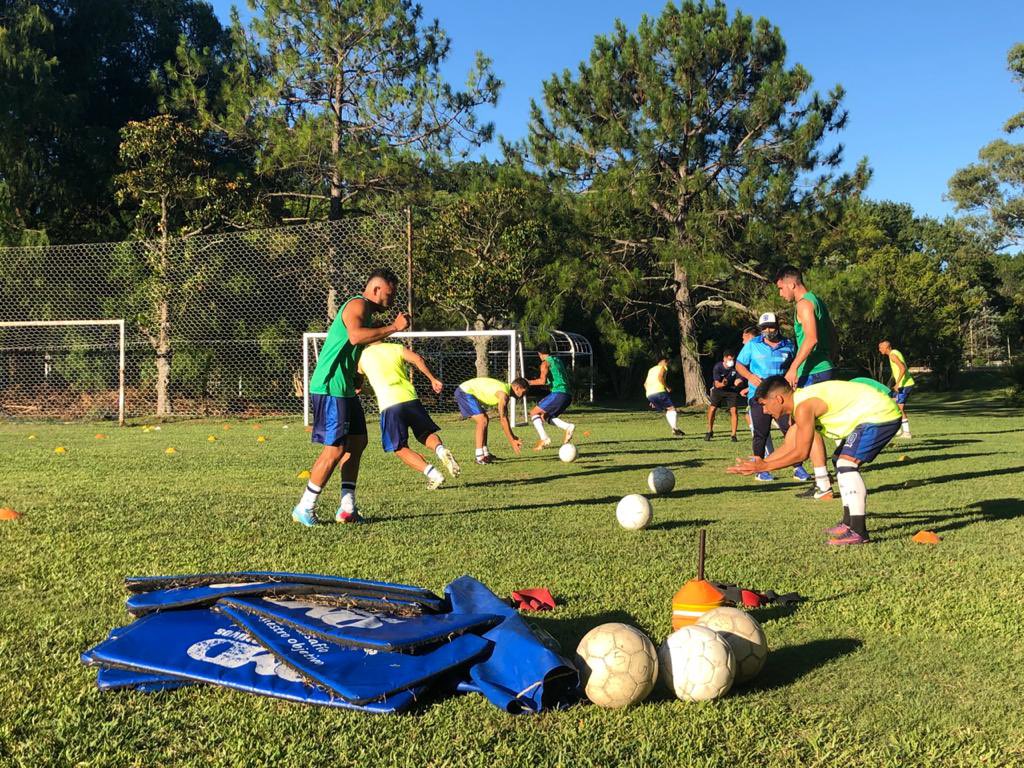 vermudeportivo's tweet photo. Entran en calor los equipos en Rincón de Milberg, muestra @Javidispaldro. Ya se viene #LosCapaces vs #IndependienteCh https://t.co/XwkhrQFKRX