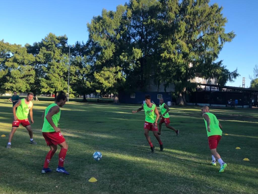 vermudeportivo's tweet photo. Entran en calor los equipos en Rincón de Milberg, muestra @Javidispaldro. Ya se viene #LosCapaces vs #IndependienteCh https://t.co/XwkhrQFKRX