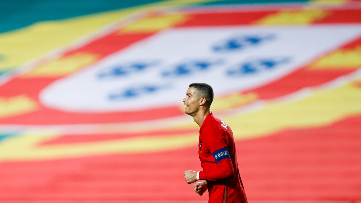Equipa do ano da UEFA, 760 golos na carreira e a Supertaça Italiana. E a tua quarta-feira, como vai? #VamosTodos #VamosComTudo
UEFA TOTY, 760 career goals and the Italian Supercup. How's your Wednesday going? #TeamPortugal https://t.co/x5U1nmbhS8