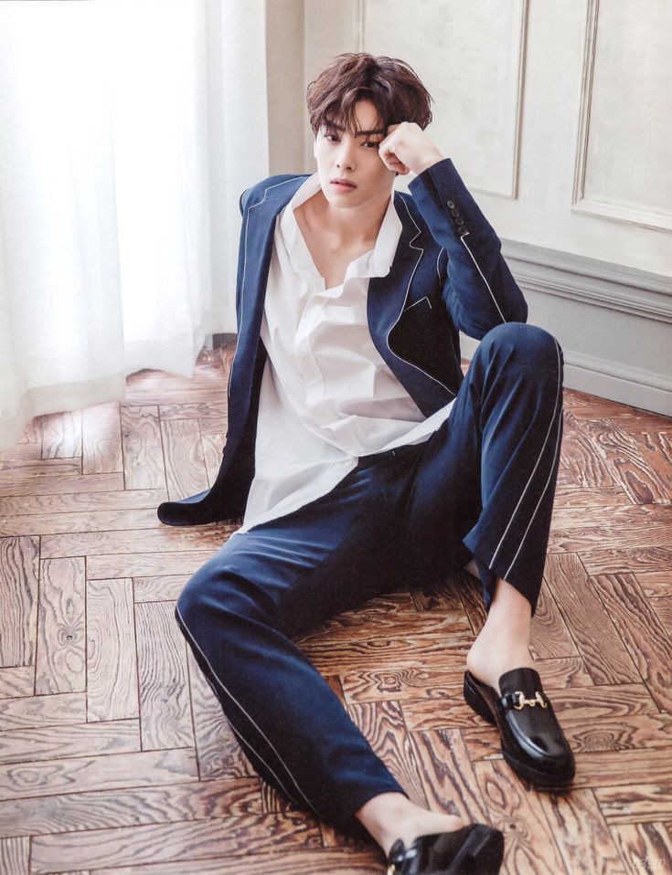 — ❝[ # WinterBallRBXX ! ]❞
₊˚. ❁┊͙
 
Enero 18;

—Eun asiste con su padre y hermano menor al tradicional baile de invierno de la villa. Había llegado con ellos y permanecieron juntos durante la cena, después él se reúne con su novio Milo para pasar el resto del baile juntos.—