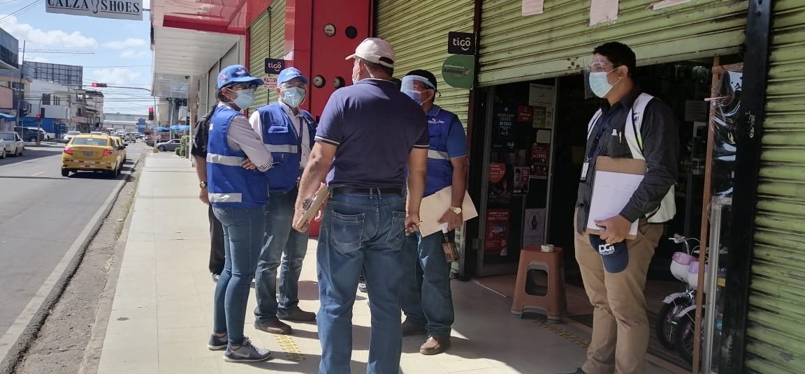 #Herrera | Llevamos a cabo operativos de inspección en conjunto con instituciones estatales para verificar el cumplimiento de los comercios durante la cuarentena total y orientándolos sobre las excepciones establecidas en el Decreto 62 del 13 de enero de 2020.