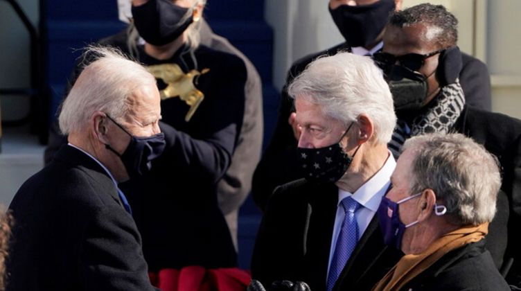 بوابة الوفد (شاهد).. بيل كلينتون يأخذ قيلولة خلال مراسم تنصيب الرئيس جو بايدن