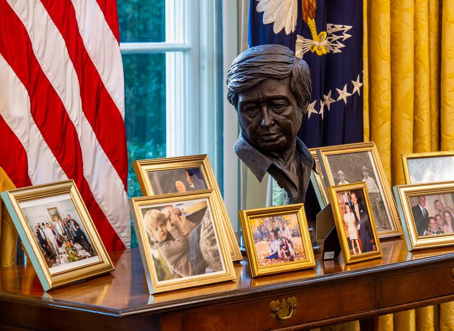 mviser's tweet image. A quick redesign of the Oval Office for President Biden: 

- Busts of MLK and RFK flank a fireplace in the office. 
- Large portrait of FDR
- Paintings of Jefferson and Hamilton
- Clinton’s draps and blue rug 

@AnnieLinskey with the details:
washingtonpost.com/politics/2021/…