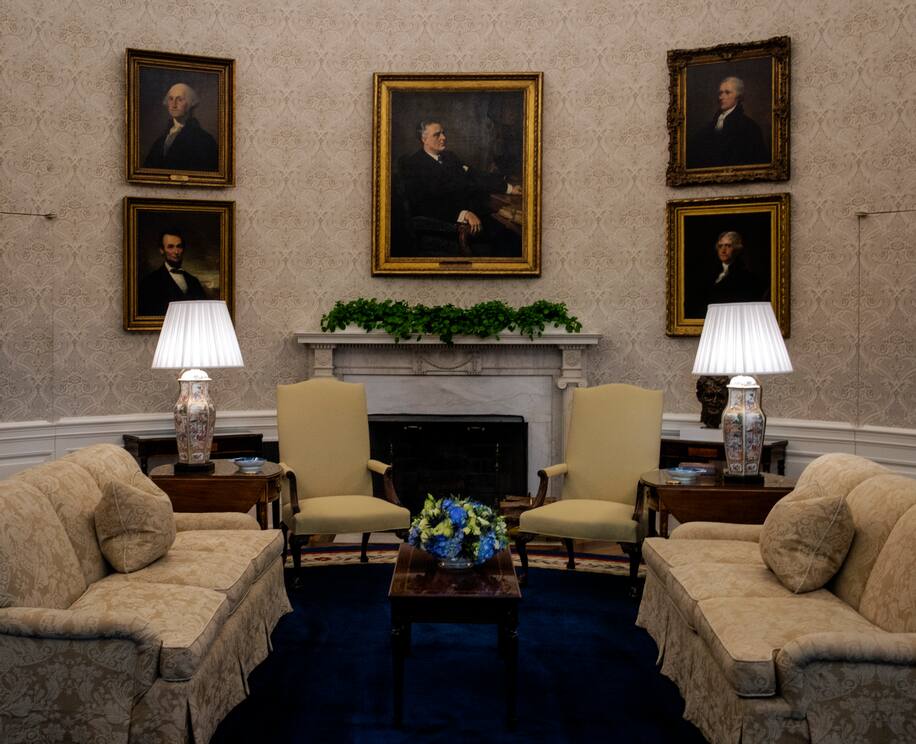 mviser's tweet image. A quick redesign of the Oval Office for President Biden: 

- Busts of MLK and RFK flank a fireplace in the office. 
- Large portrait of FDR
- Paintings of Jefferson and Hamilton
- Clinton’s draps and blue rug 

@AnnieLinskey with the details:
washingtonpost.com/politics/2021/…