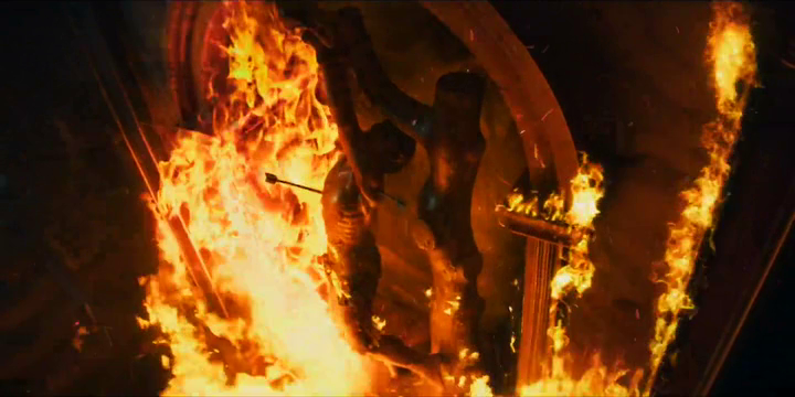 El momento en el que echa arder la iglesia, las llamas se apoderan del retablo y esculturas, la iconografía católica es consumida con un efecto dramático con el mismo poder simbólico de lamento, puramente del centro de España, que mostraba FUEGO EN CASTILLA (1961) de Val del Omar