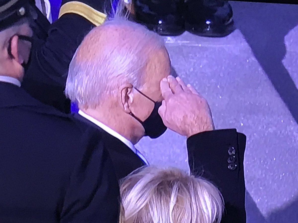 Peg77's tweet image. First Salute!!!🤭❤️💙🇺🇸😭😭😭
#Inauguration2021 
#FirstSalute 
#PresBiden 🇺🇸
