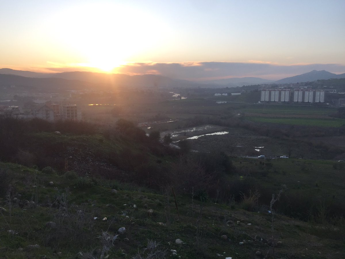 nabil_haouam's tweet image. Watching the beautiful sunset 🌅
#sunset #nature #DEVCommunit #DEVCommunity #photo