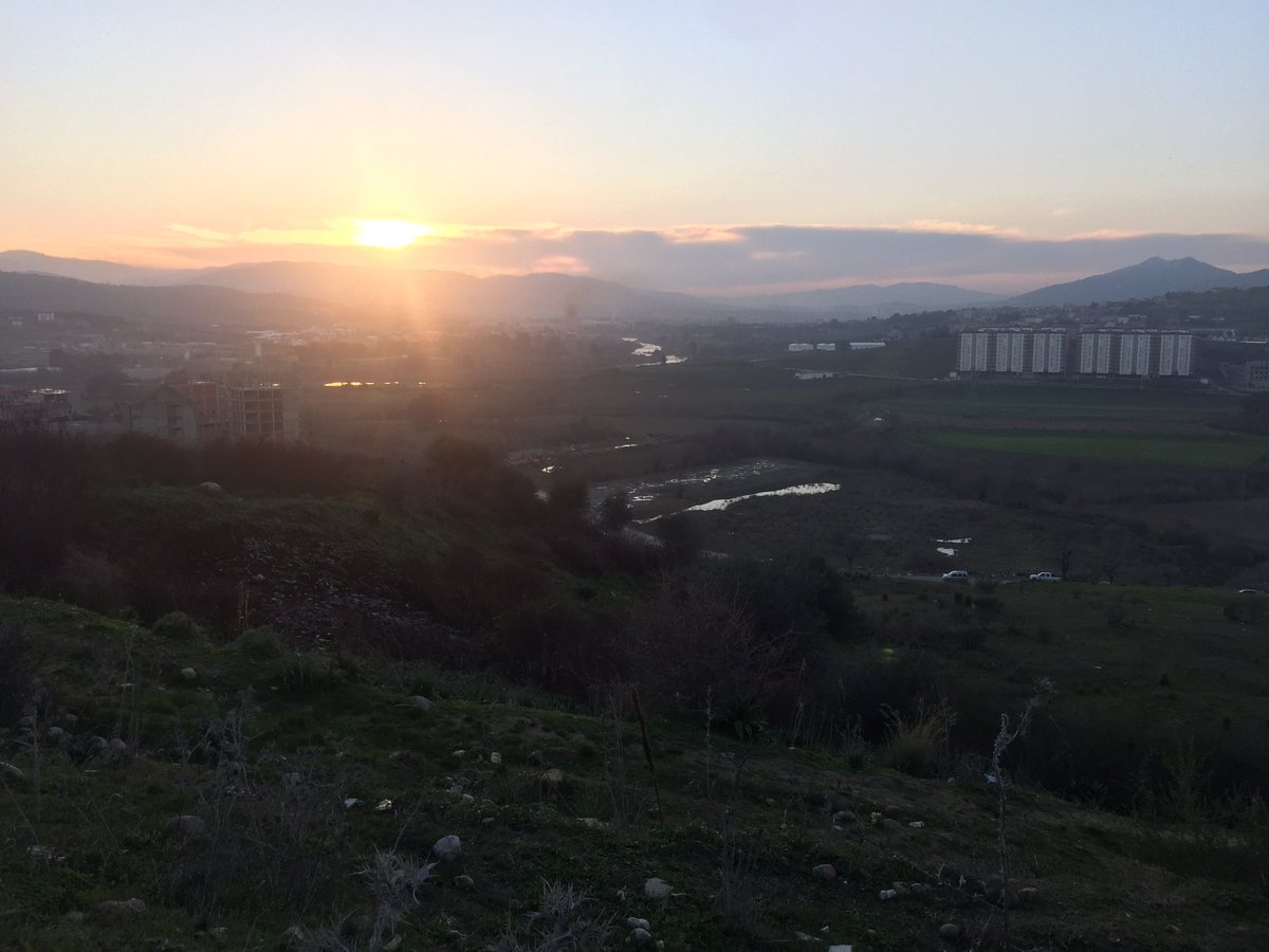 nabil_haouam's tweet image. Watching the beautiful sunset 🌅
#sunset #nature #DEVCommunit #DEVCommunity #photo