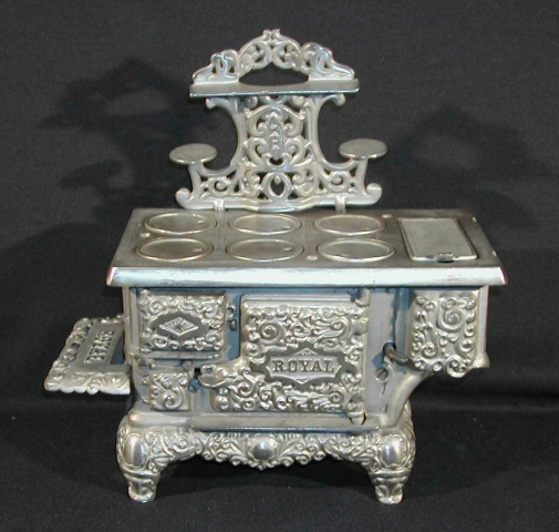 HistoryColorado's tweet photo. @mnhs @goldfnch @magmidd That tiny little tea kettle can heat up on our tiny toy wood stove from the 1920s. π« #CuteCollections
Got any cute artifacts to share, @NYHistory? https://t.co/nFNfkfH1mO
