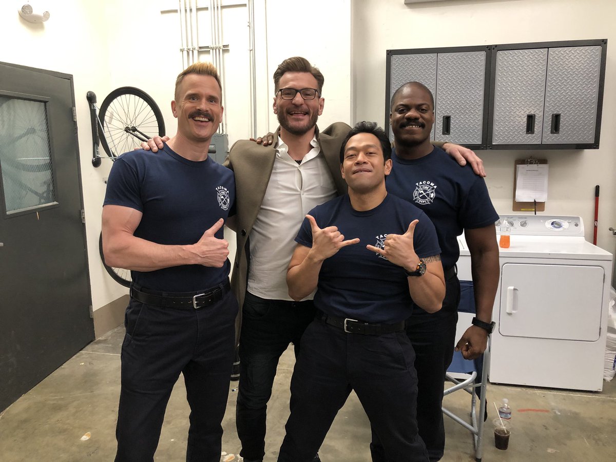 Got to hangout with some cool people today! @Marcusacts314 @Hoganfilm @eugcordero Tacoma FD https://t.co/oKW4jitz33
