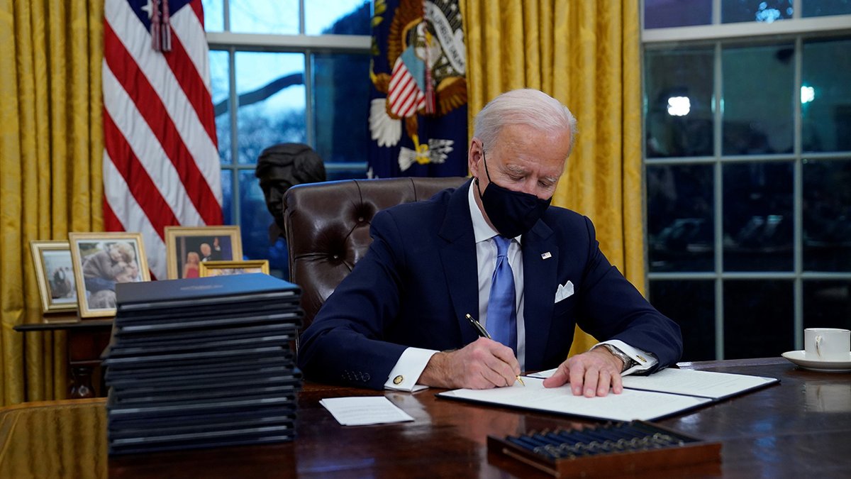 ABC7's tweet image. #BREAKING President Joe Biden signs executive orders on COVID-19, climate change abc7.la/3sGELG7