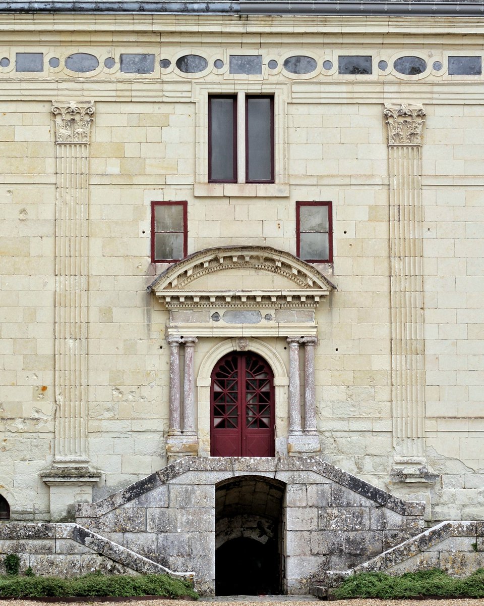 🔴 𝗘𝗟𝗘𝗚𝗔𝗡𝗖𝗘, 𝗥𝗘𝗡𝗔𝗜𝗦𝗦𝗔𝗡𝗖𝗘 | En 2021, aurez-vous la chance de gravir les marches de cet escalier à double volée ? 😊🤞 #ValdeLoire #jeudiphoto