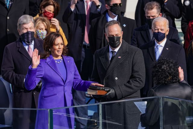 20.1.2021 Kamala Harris was inaugurated #OTD as the first Black, Asian-American & female Vice President of the United States to become the highest ranking woman in US history #BidenHarrisInauguration #WomenTrailblazers #WomensHistory https://t.co/dEEv8ovuUh