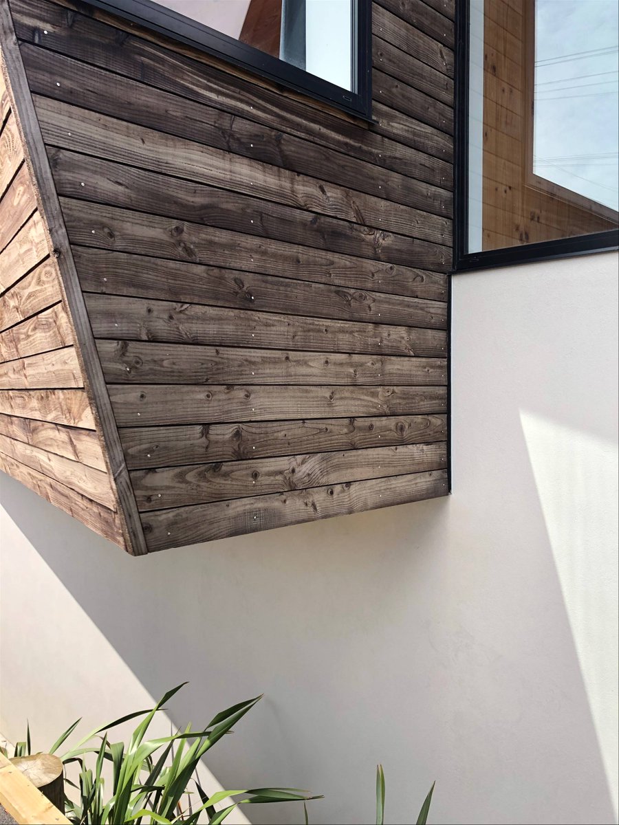C O N T R A S T – softer timber materials can contrast beautifully with opaque colours. On the Tuarangi Home, Tundra Cladding with Iron Vitriol finish brings a natural tone and texture to offset the consistent render finish.

Read more here >> bit.ly/2fkzD9y

#abodowood