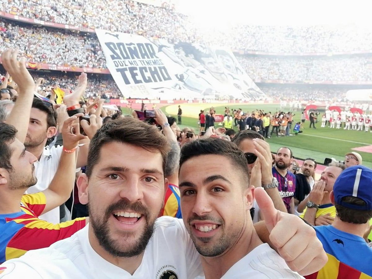 blanquinegres's tweet photo. ENHORABONA a @cd_alcoyano i a @Juanan1144 autor de la remuntada al Madrid en la Copa del Rei 👏🏼

Un dels nostres, un valencianista com el que més 🦇

#AMUNT! https://t.co/vmKGsp5pqA