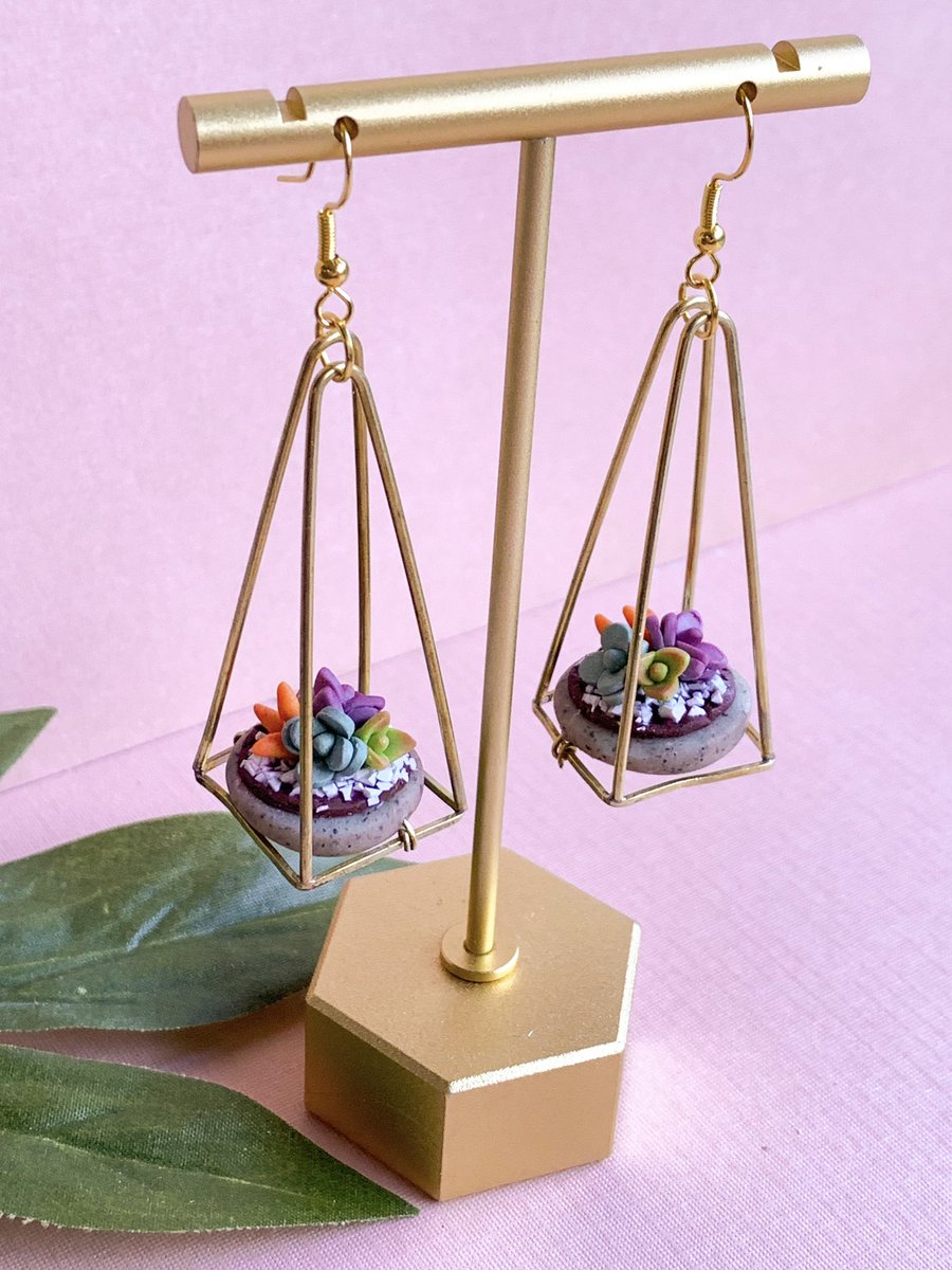 clayandrain's tweet photo. 🌿 GIVEAWAY🌿

one winner will win this pair of miniature terrarium earrings!

RULES:

🌸 must be following me

🌸 like/rt this post

🌸 tag 2 friends in the comments below (no quote tweets)
 
🌿ENDS 1/27 AT 3PM PST🌿 https://t.co/y8tXuCjxZG