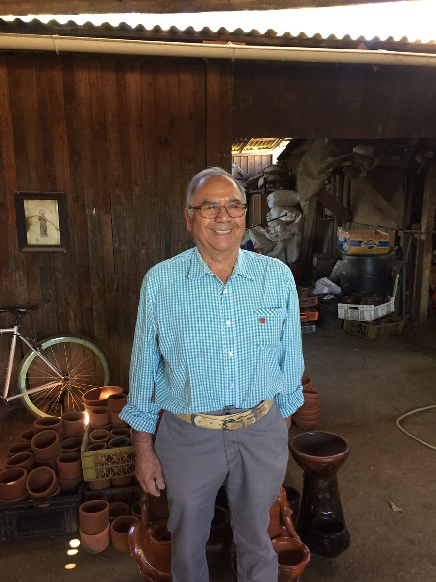 Les presento a Don Eliseo, nuestro artesano que nos hace las composteras para cada uno de ustedes, sin el esto no podría realizarse por lo que estamos totalmente agradecido y merece el reconocimiento por todo su trabajo y dedicación.