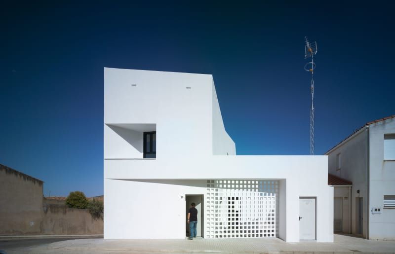 Speedmaster72's tweet photo. #juevesdearquitectura 
5 Viviendas de promoción pública (Cabeza de Buey, Badajoz), obra de Antonio Holgado, arquitecto con alma de artesano que hizo de la necesidad virtud (escaso presupuesto, rígida normativa) demostrando que hay hueco para el progreso dentro de la tradición. https://t.co/2xh9PSKHpp