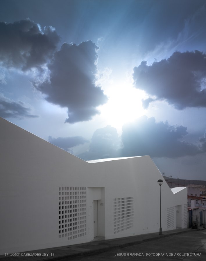 Speedmaster72's tweet photo. #juevesdearquitectura 
5 Viviendas de promoción pública (Cabeza de Buey, Badajoz), obra de Antonio Holgado, arquitecto con alma de artesano que hizo de la necesidad virtud (escaso presupuesto, rígida normativa) demostrando que hay hueco para el progreso dentro de la tradición. https://t.co/2xh9PSKHpp